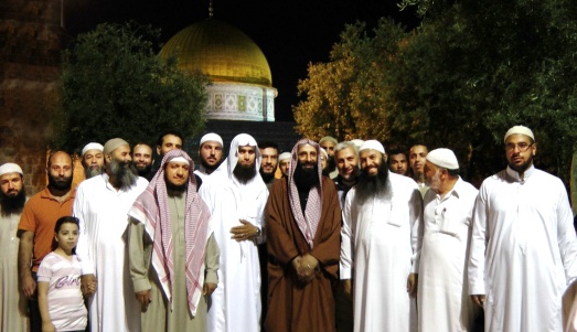 Salah Eddine Abou Arfa, avec un groupe de frère à la sortie d'un cours (Mosquée El Aqsaa)